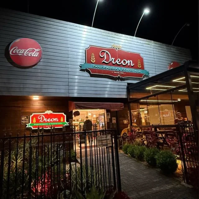 A fachada da Panificadora Dreon à noite em 2026